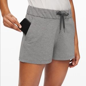 Lululemon On the fly shorts 🍋